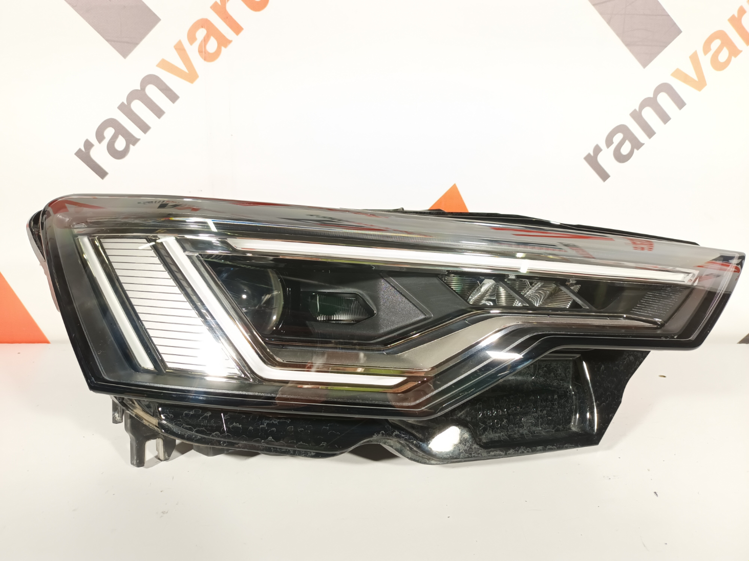 Audi A6 C8 esituli / headlight