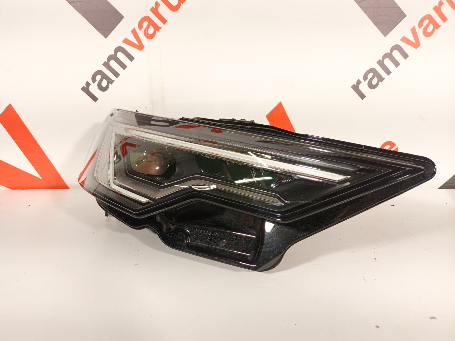 Audi A6 C8 esituli / headlight - pilt 2