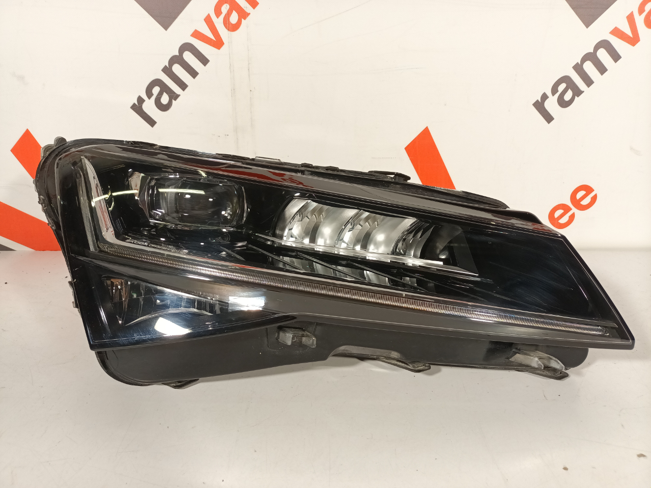 Skoda Superb 3 esituli / headlight