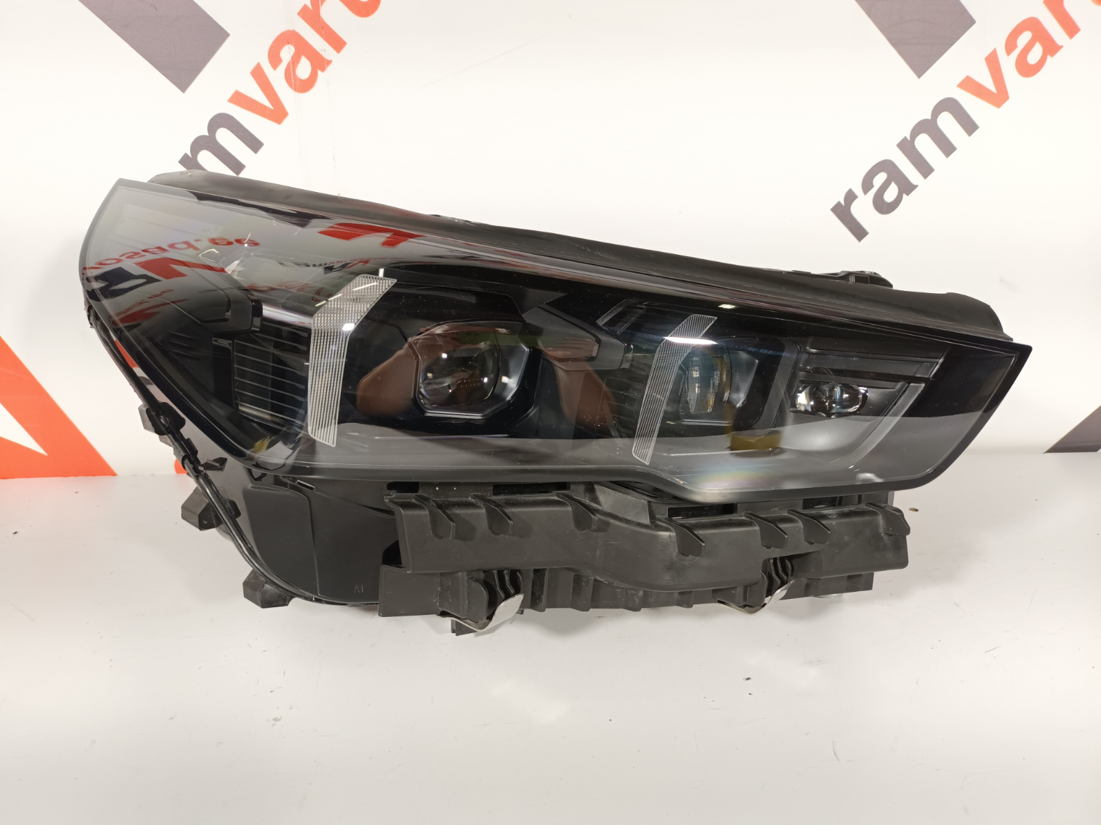 BMW 5 G60 esituli / headlight