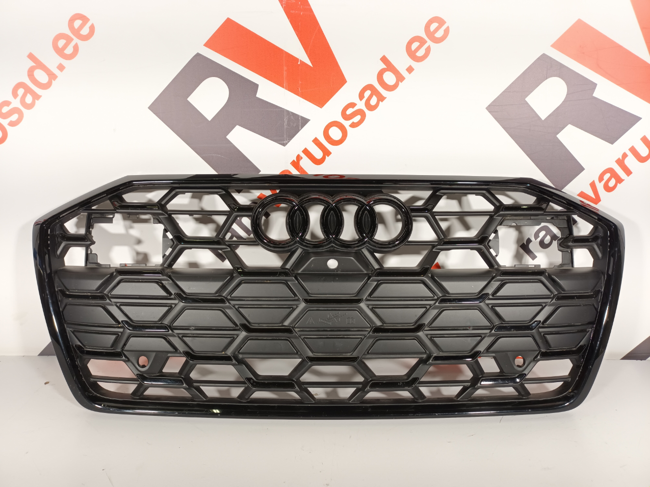 Audi A6 C8 iluvõre / grille