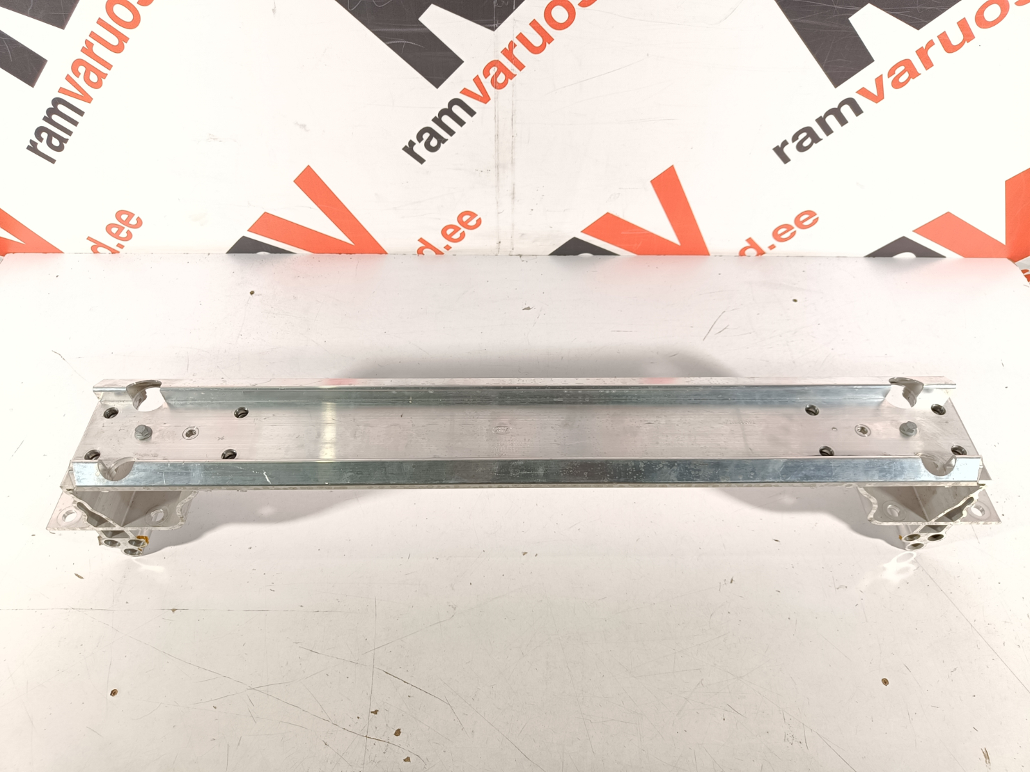 Land Rover Defender tagatala / rear support