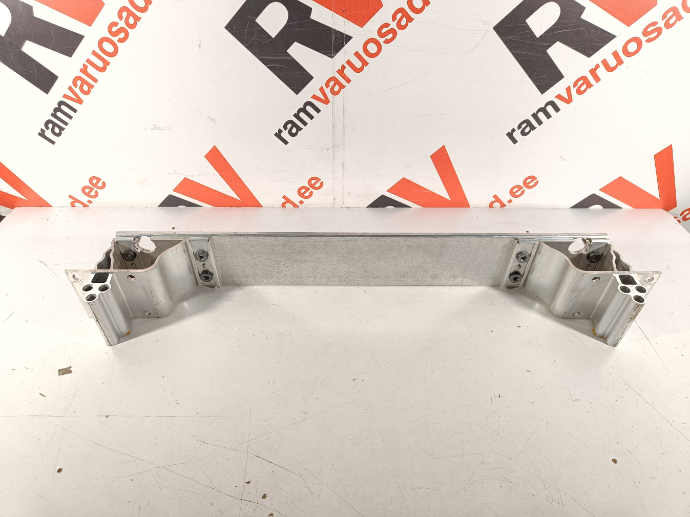 Land Rover Defender tagatala / rear support - pilt 2