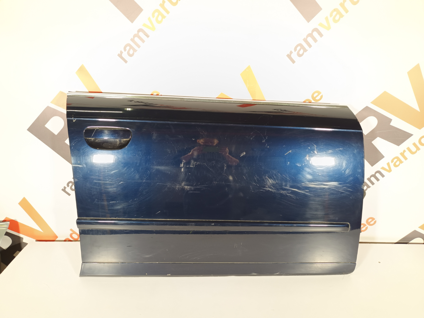 Audi A4 B7 esiuks / Front door