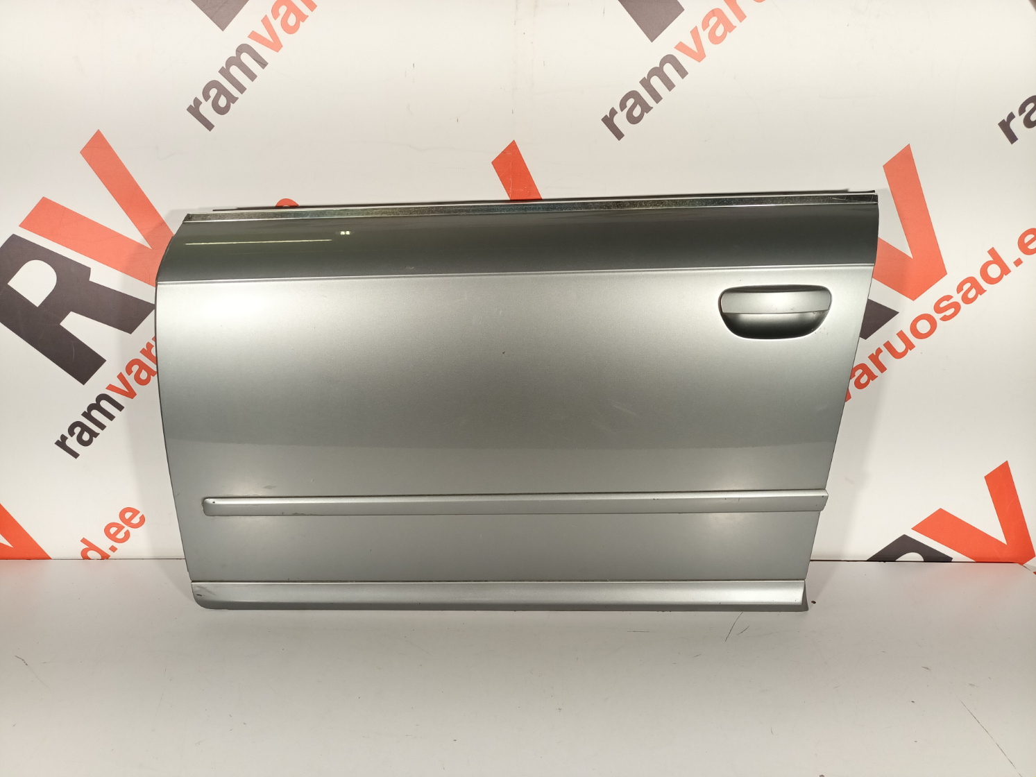 Audi A4B7 esiuks / front door