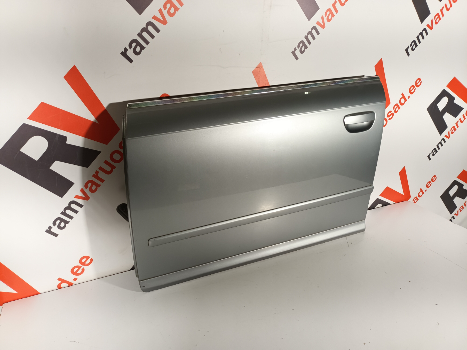Audi A4B7 esiuks / front door - pilt 2