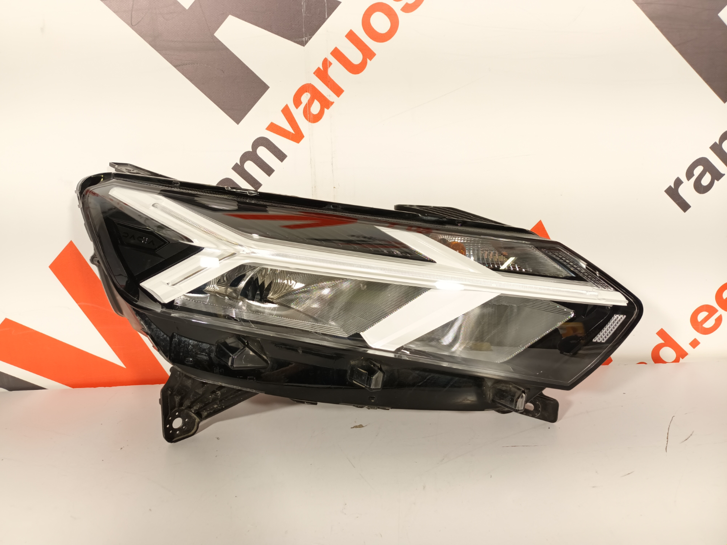Dacia Sandero esituli / headlight