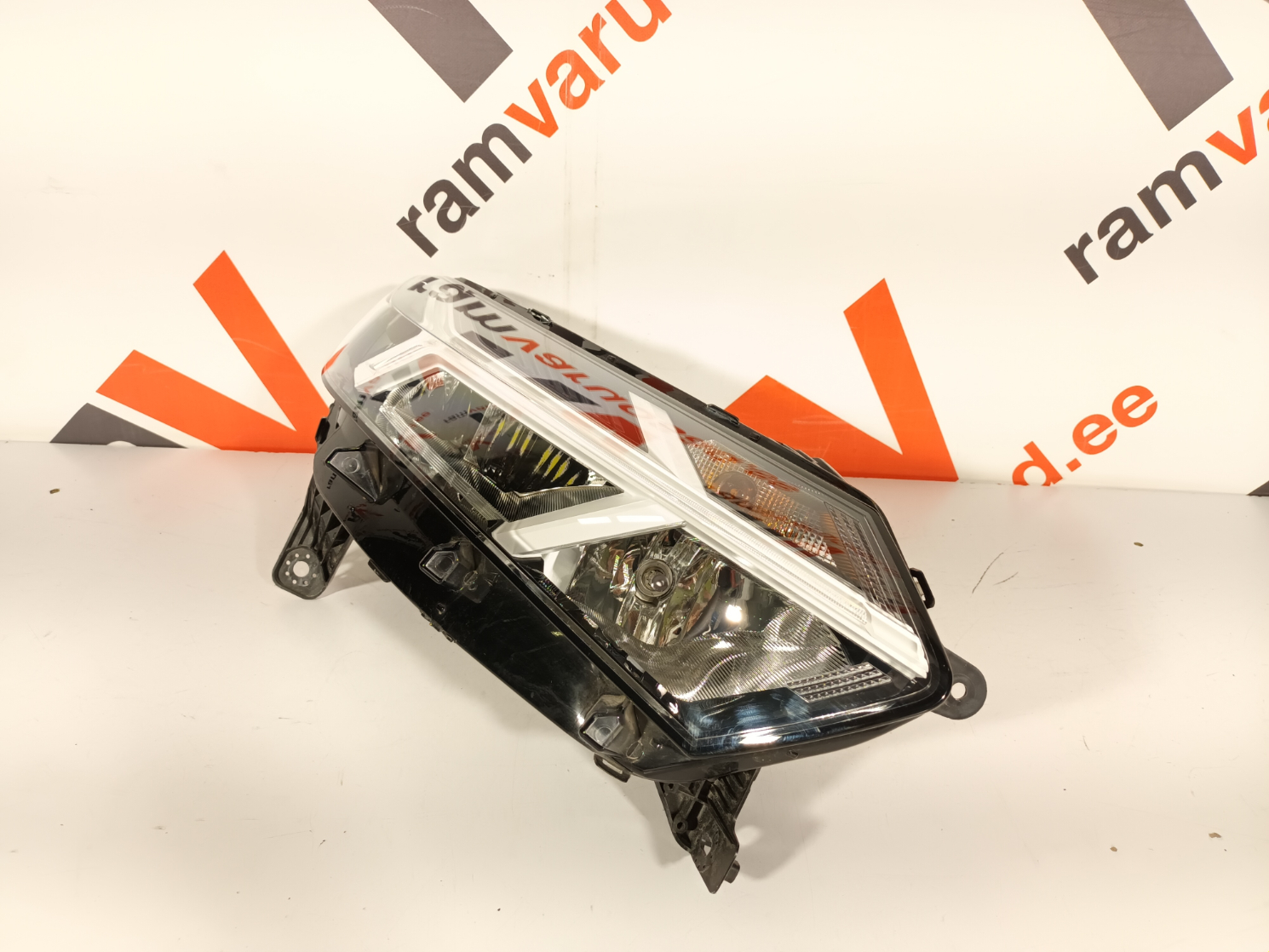 Dacia Sandero esituli / headlight - pilt 2