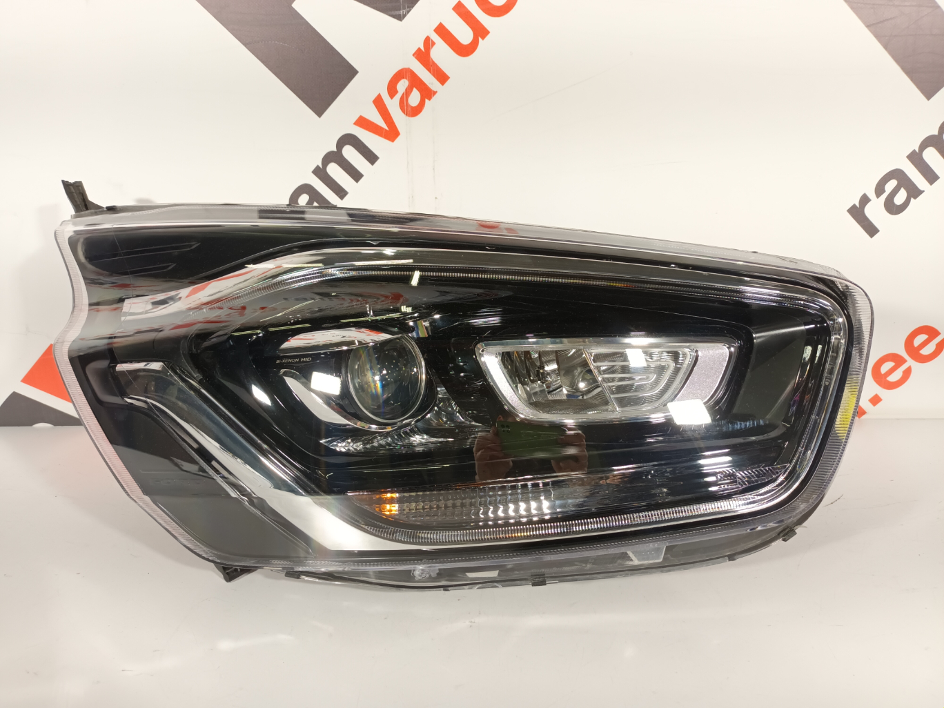Ford Transid Custom esituli / headlight