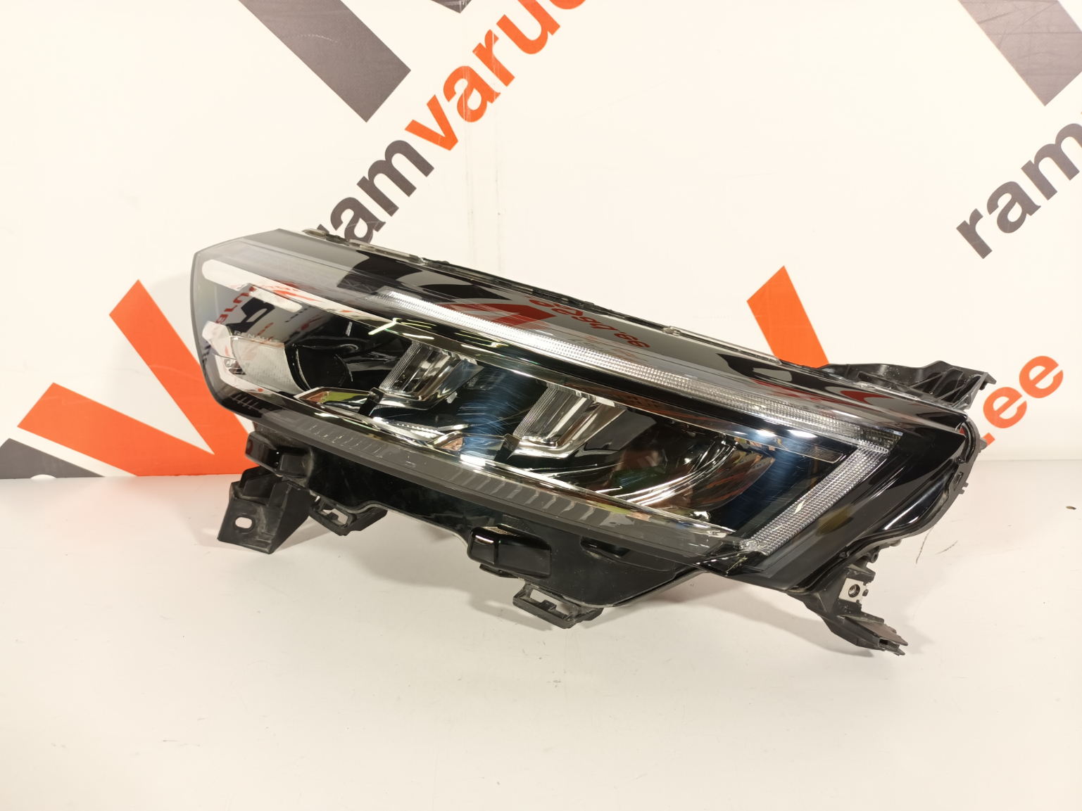 Renault Koleos esituli / headlight