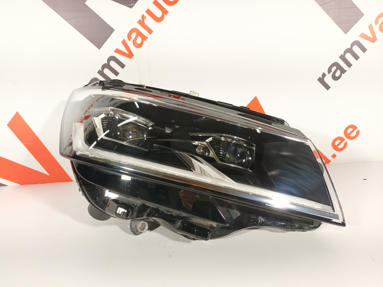 Volkswagen Transporter T6 esituli / headlight