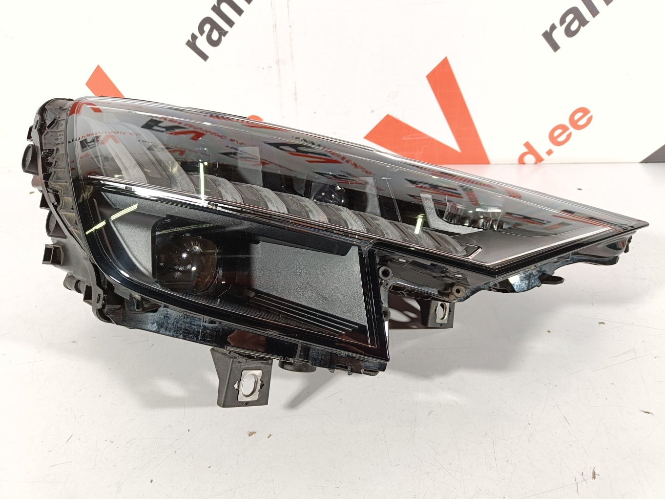 Audi Q8 esituli / headlight