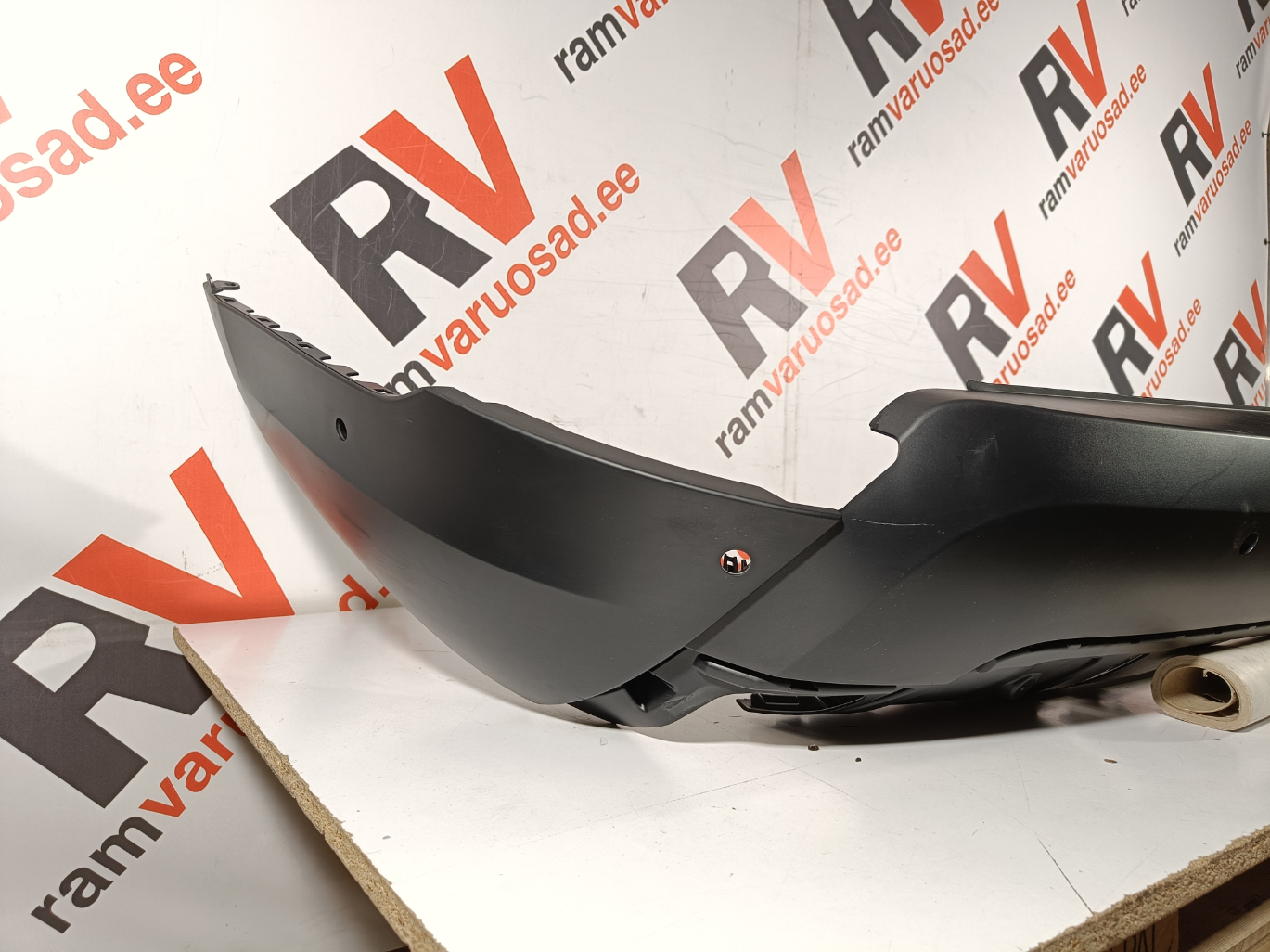 Land Rover Discovery 5 taga spoiler - pilt 2