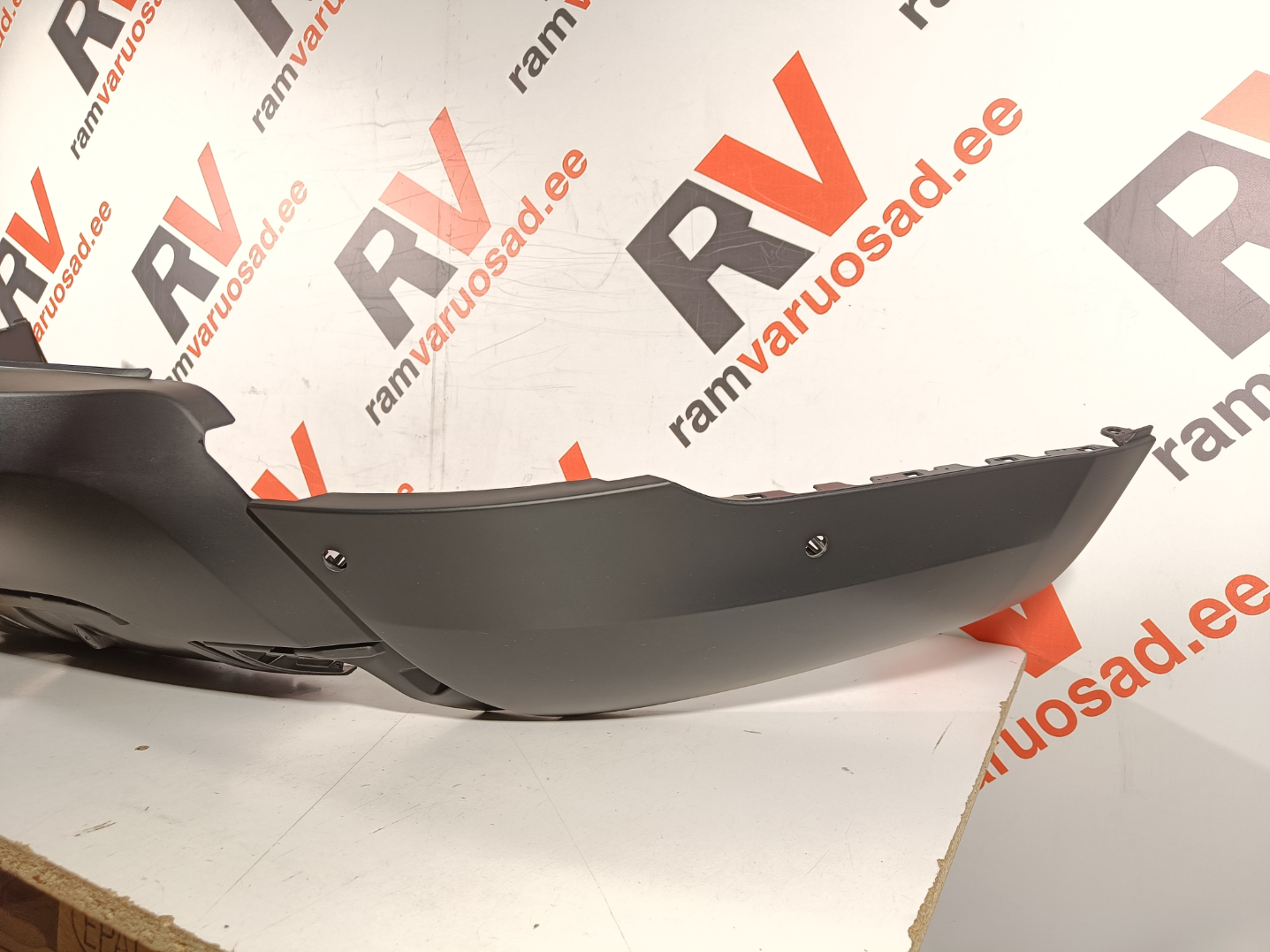 Land Rover Discovery 5 taga spoiler - pilt 3