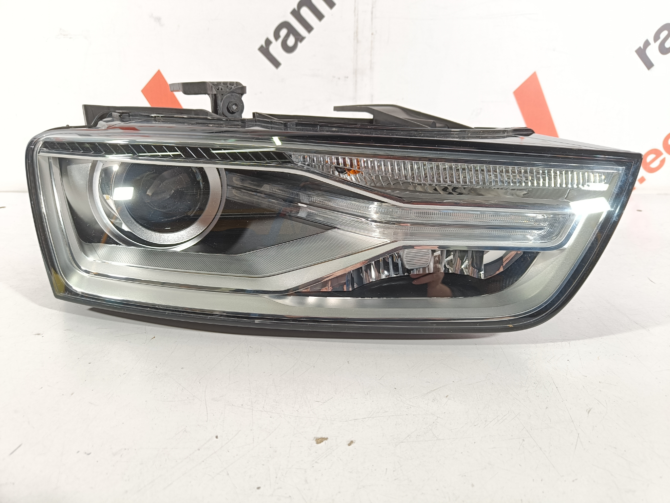Audi Q3 esituli / headlight