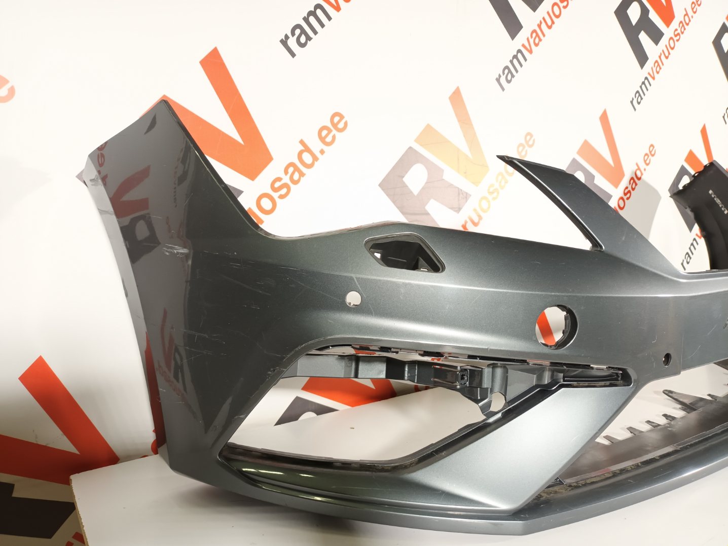 Seat Leon MK3 esistange - pilt 2