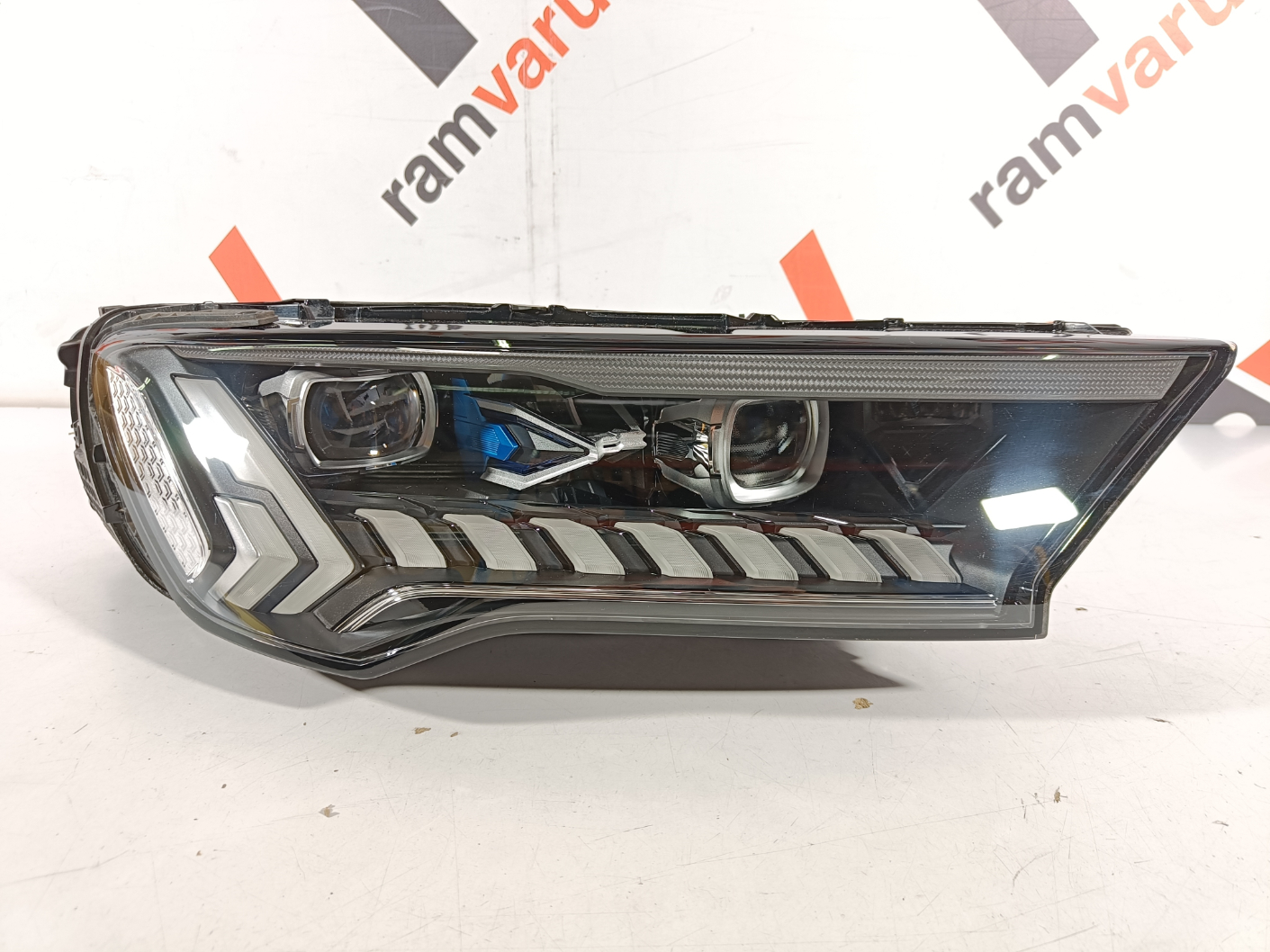 Audi Q7 esituli